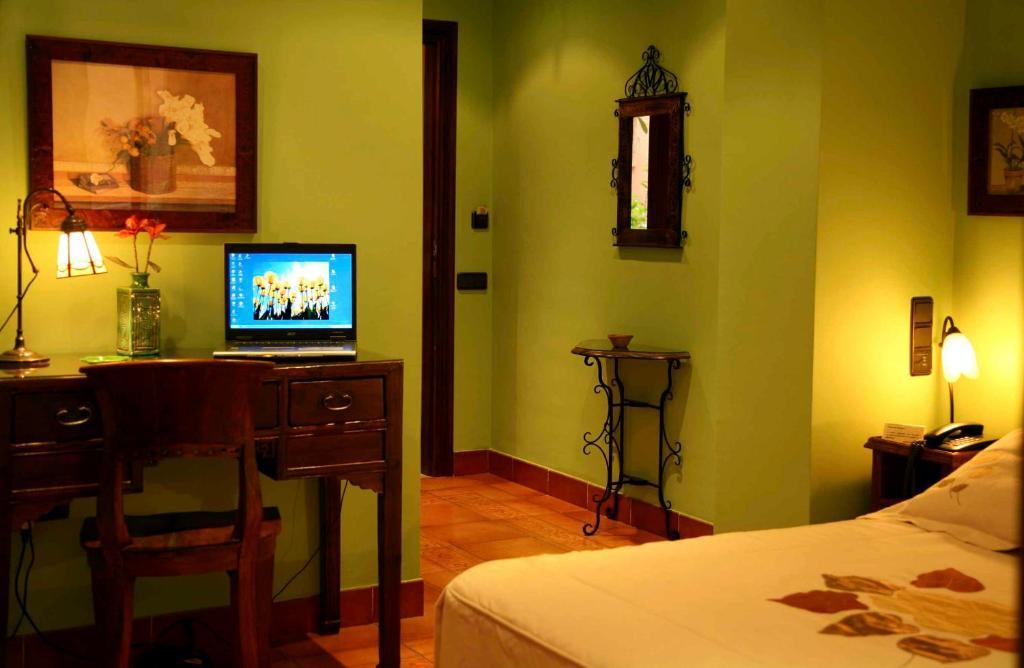 Hotel Baviera Линарес Стая снимка